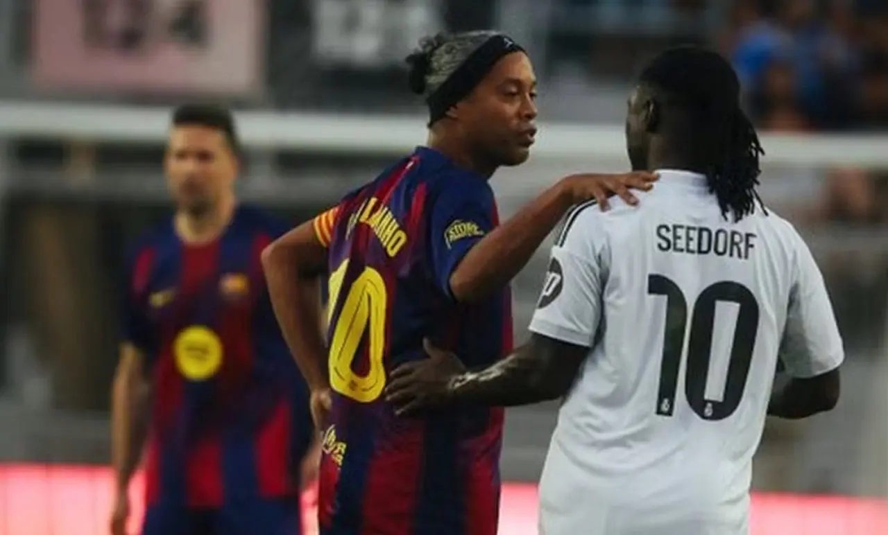 Ronaldinho, ídolo do Barcelona, reencontra Seedorf, lenda do Real Madrid — Divulgação / Barcelona