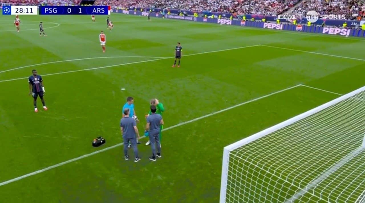 Safonov recebe atendimento após choque na cabeça durante final da UEFA entre PSG x Arsenal, placar 0x1