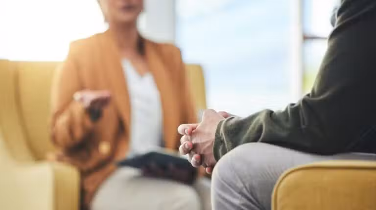 saúde mental - Jacob Wackerhausen/Istock.com