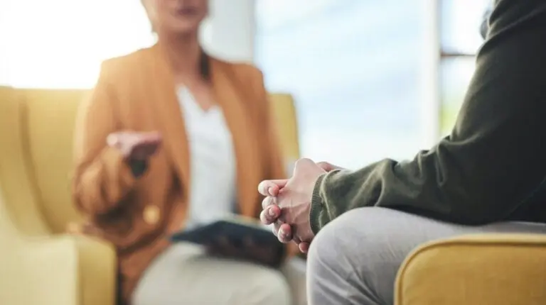 saúde mental - Jacob Wackerhausen/Istock.com