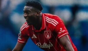 Awoniyi marca duas vezes e Nottingham Forest vence Chelsea por 3 a 1 em Stamford Bridge