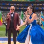 Andrea Bocelli e EJAE interpretam DNA, hino da Copa 2026, durante cerimônia de abertura no Azteca