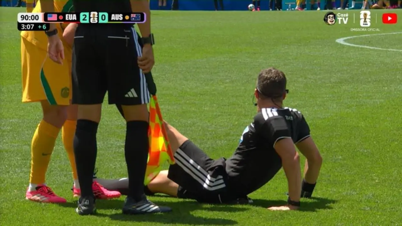 Árbitro sente câimbra durante o jogo da Copa do Mundo FIFA