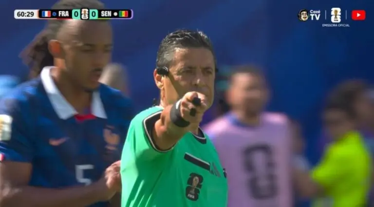 Arbitro vai ao VAR e ignora possível pênalti em Kylian Mbappé