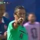 Arbitro vai ao VAR e ignora possível pênalti em Kylian Mbappé