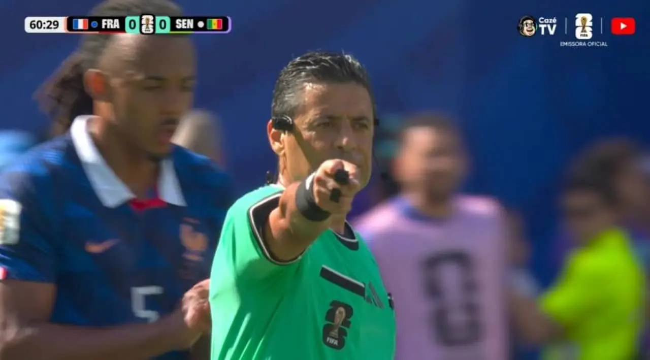 Arbitro vai ao VAR e ignora possível pênalti em Kylian Mbappé