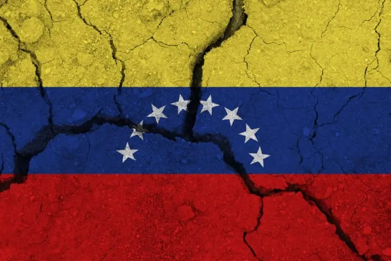 Bandeira de Venezuela na terra rachada, conceito de terremoto