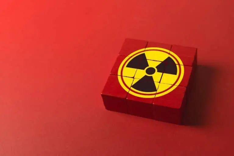 Blocos com um símbolo de risco radioativo