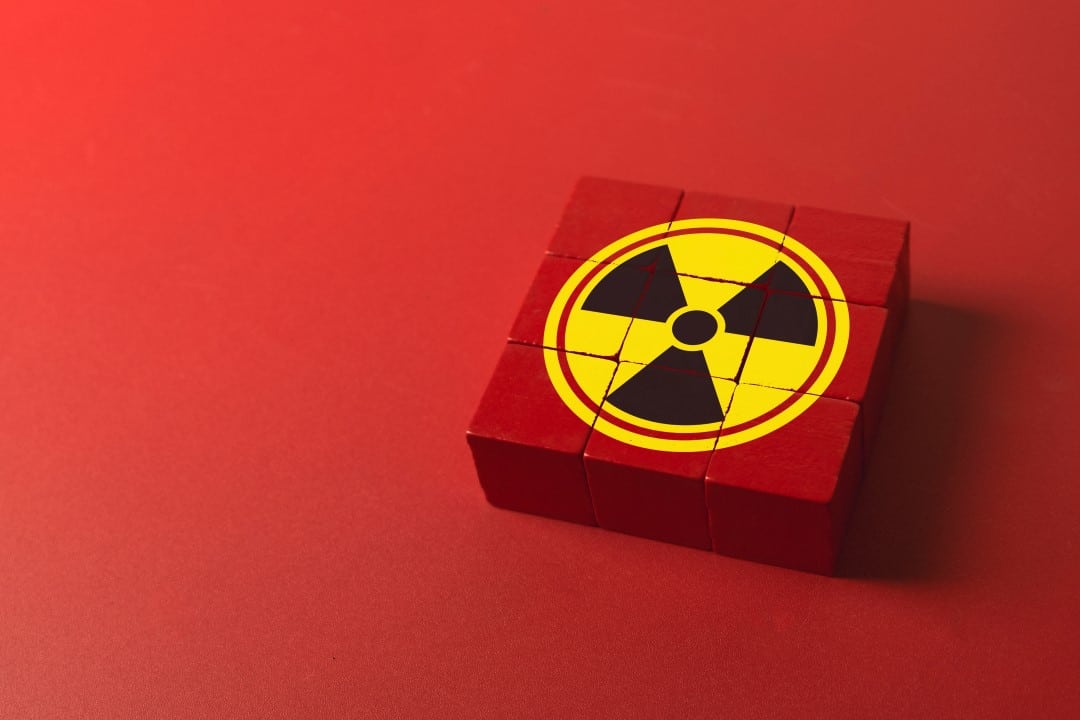 Blocos com um símbolo de risco radioativo