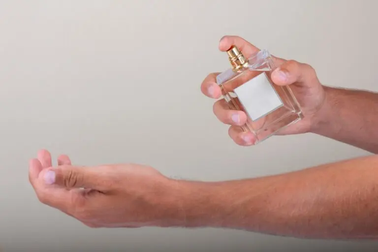 Braços de homem, perfume
