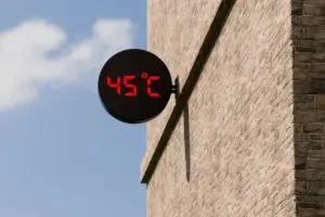 Die Temperaturen steigen und das Arizona Valley bereitet sich auf Tage intensiver Hitze mit Spitzenwerten von 45 °C vor