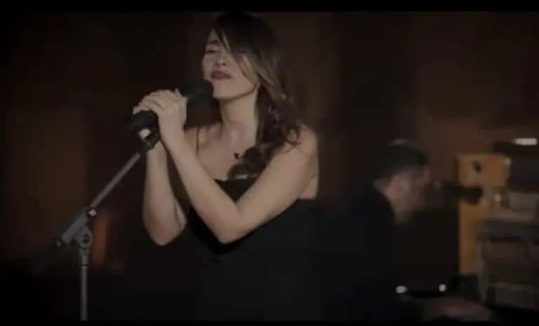 Cantora iraniana Parastoo Ahmadi