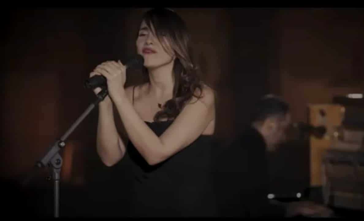 Cantora iraniana Parastoo Ahmadi