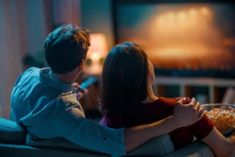 Casal assistindo televisão, filme