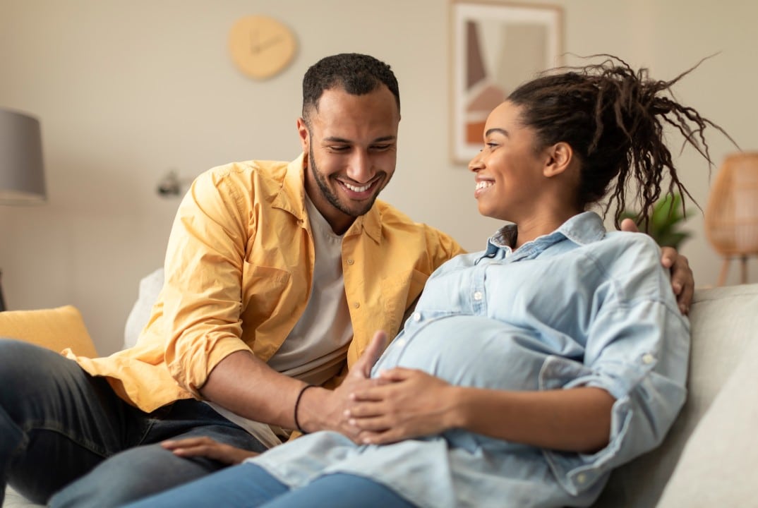 Casal, homem e mulher, mulher grávida