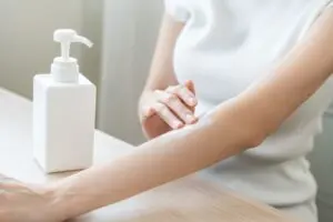 Dermatologistas desvendam segredos acessíveis para manter a pele profundamente hidratada o ano todo