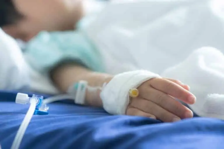 Criança doente, internação, solução salina intravenosa