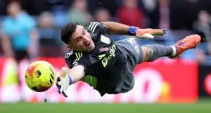 Dibu Martínez pode reforçar a Juventus após Aston Villa contratar goleiro japonês Zion Suzuki