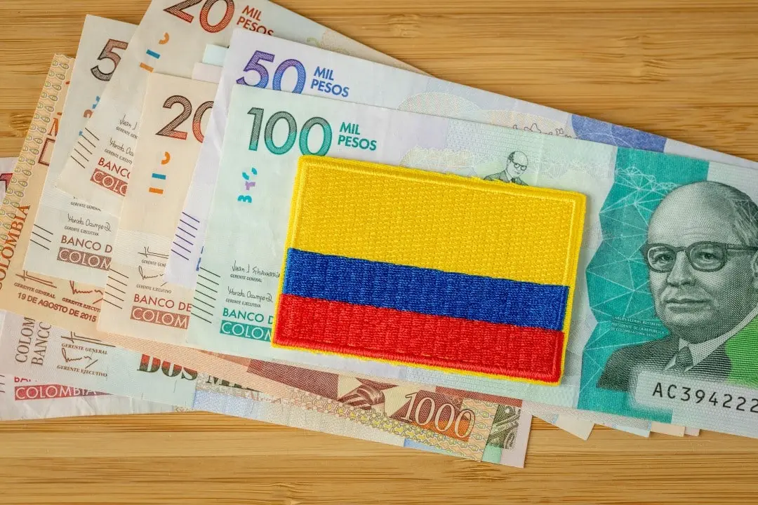Dinheiro e bandeira da Colômbia