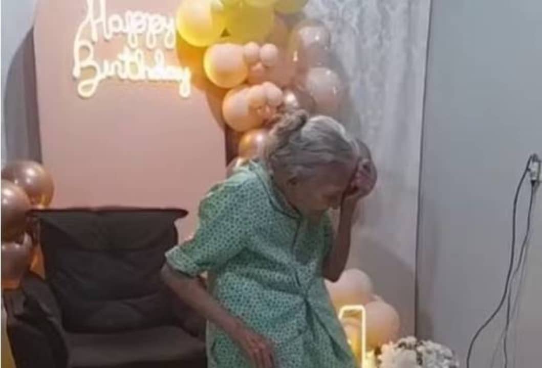 Dona Maria dançando forró em seu aniversário de 104 anos