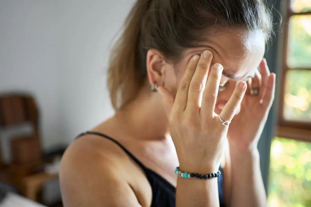 Dor de cabeça, mulher sentindo dor