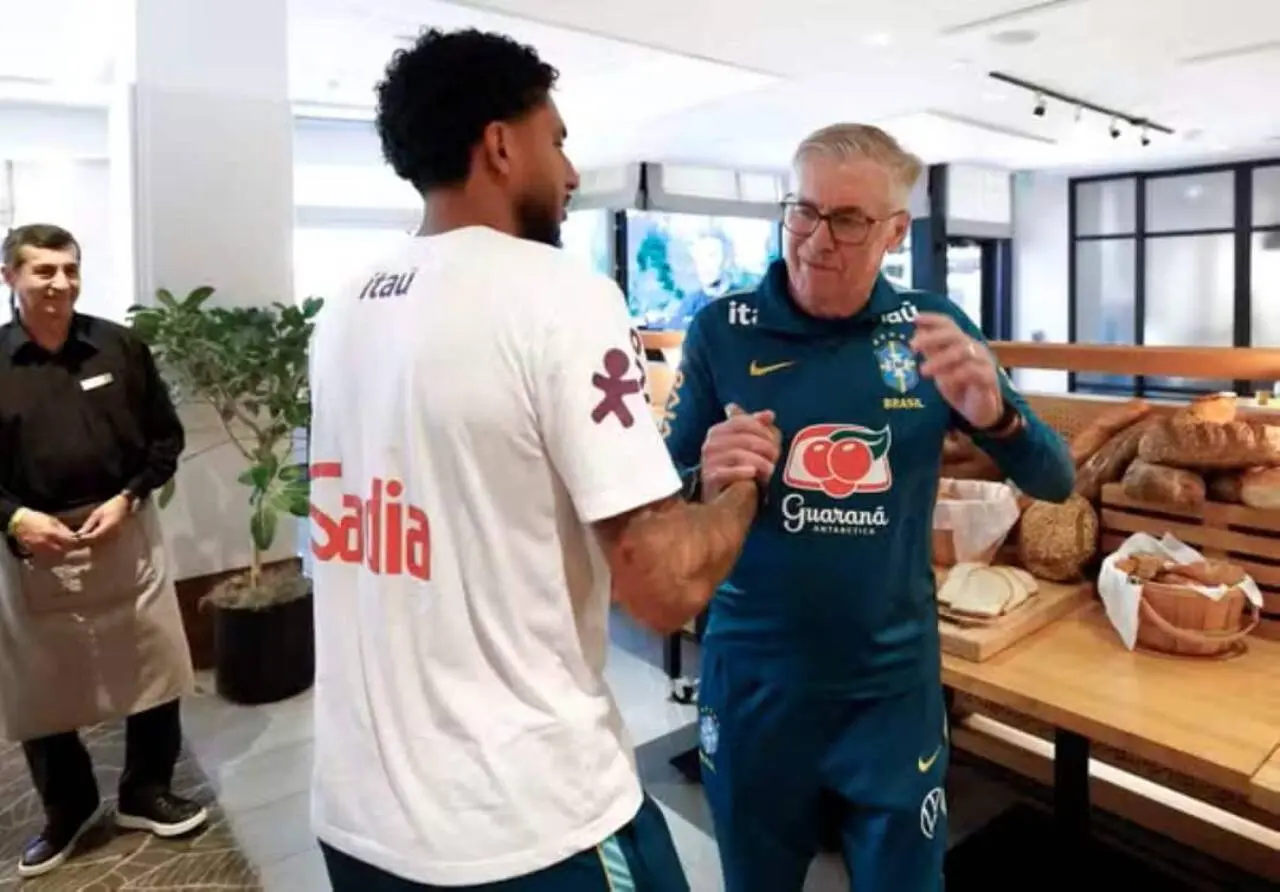 Éderson se encontra com Carlo Ancelotti