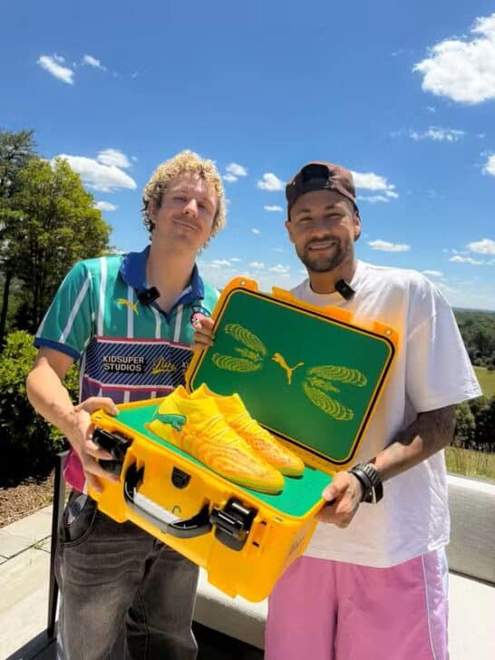 Entrega de nuevas botas de f&uacute;tbol a Neymar