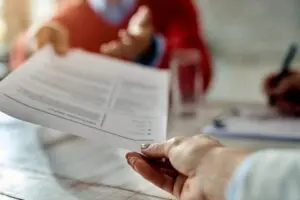 Barreira invisível: como a insegurança financeira impede a mudança de carreira e 5 saídas para essa situação