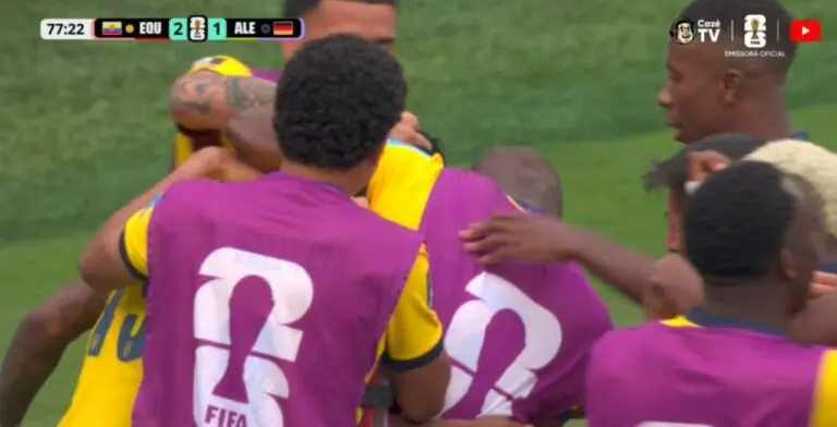 Equador comemora o gol da virada de Gonzalo Plata