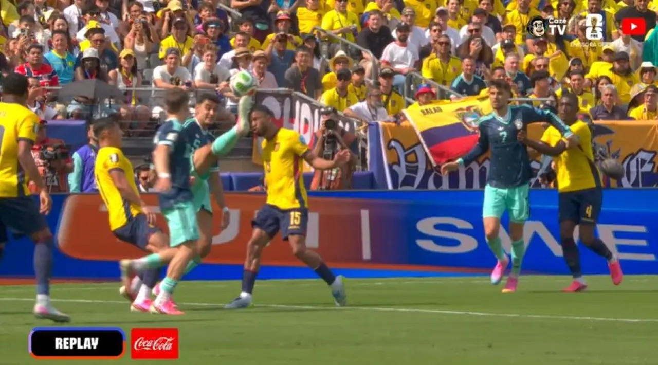 Falta no lance do gol da Alemanha