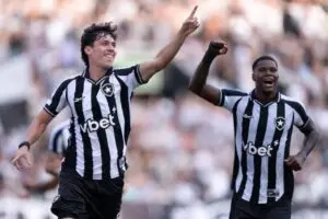 Intensificam-se negociações entre São Paulo e Botafogo para a troca de Ferraresi por Newton no mercado de transferências