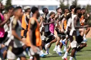 يبدأ وفد فلامنجو فترة التدريب في البرتغال بغياب ليو أورتيز وحضور تسعة رياضيين أساسيين