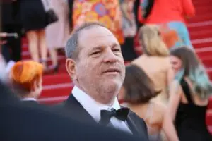 Ministério Público de Nova York cancela acusação de estupro contra Harvey Weinstein após júri não chegar a veredito