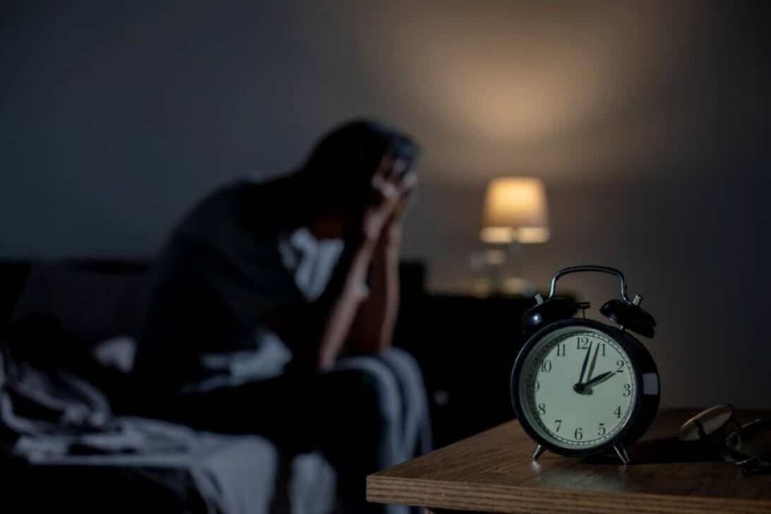 Homem na cama, insônia