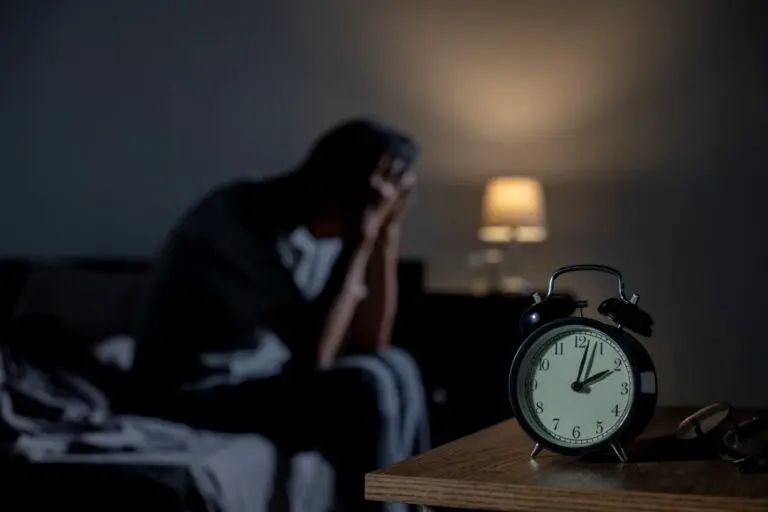 Homem na cama, insônia