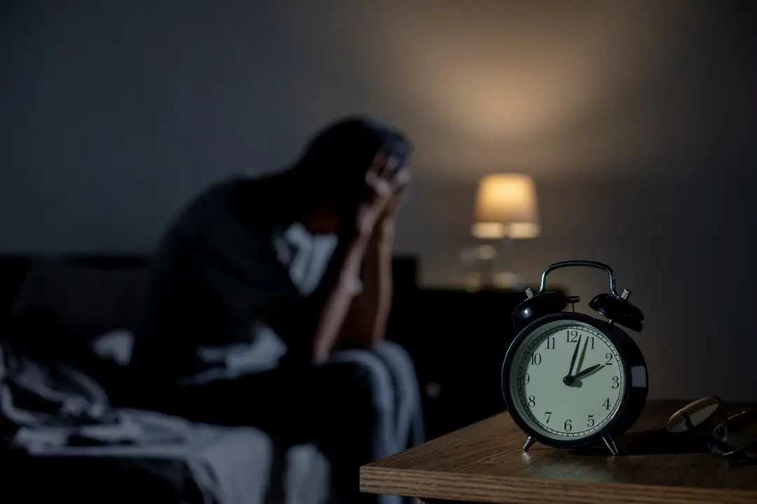 Homem na cama, insônia