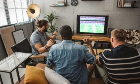 Homens assistindo jogo de futebol, TV