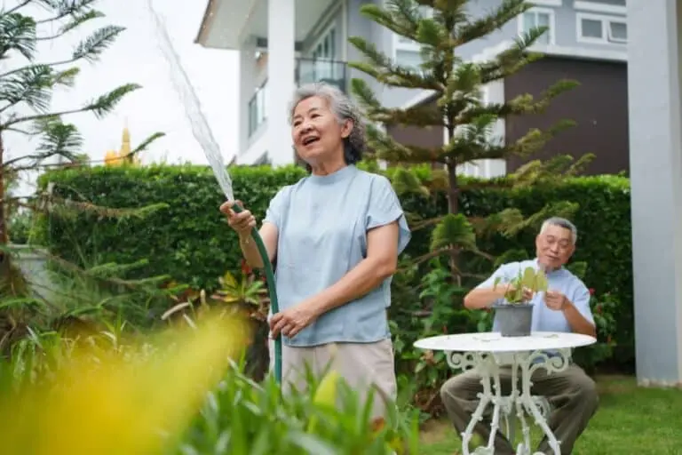 Idosos regando plantas