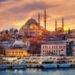 Forte colisão noturna em Istambul incendeia veículo e deixa três pessoas feridas em cruzamento