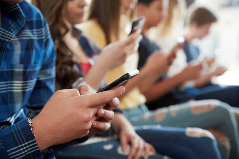 Jovens, uso de rede social, celular