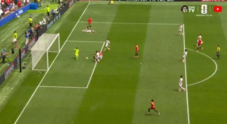 Lukaku briga entre os zagueiros e a defesa marca contra - Reprodução / Cazé TV