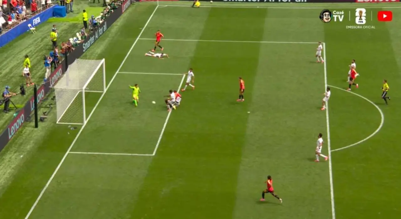 Lukaku briga entre os zagueiros e a defesa marca contra - Reprodução / Cazé TV