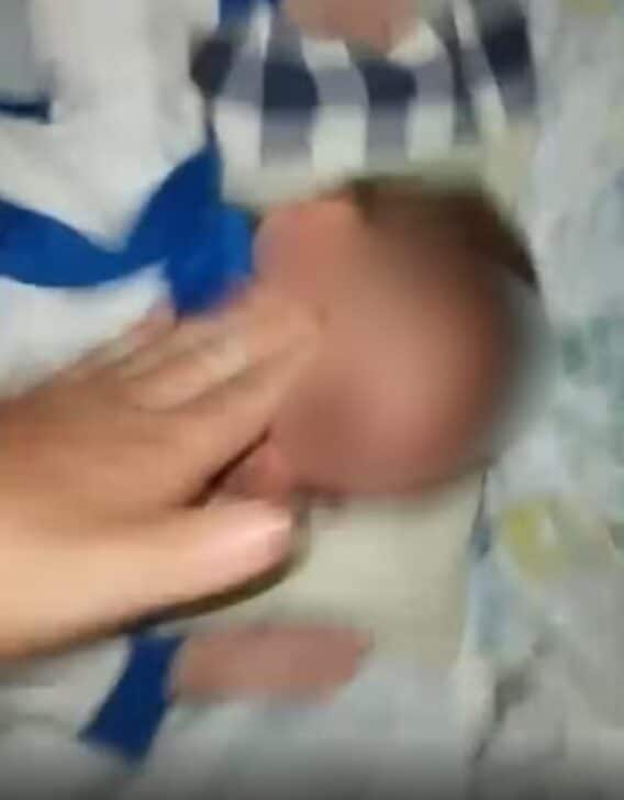 Mãe agride próprio filho de 5 meses para cobrar pensão do pai do bebê - Reprodução