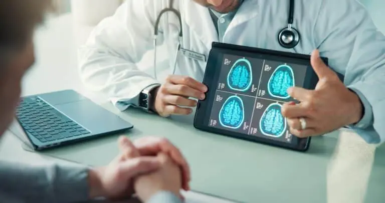 Mãos, tablet e exame do cérebro com médico
