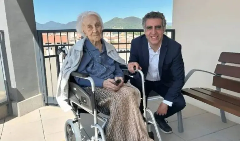 Maria Branyas com o Dr. Manel Esteller - Instituto de Pesquisa da Leucemia Josep Carreras