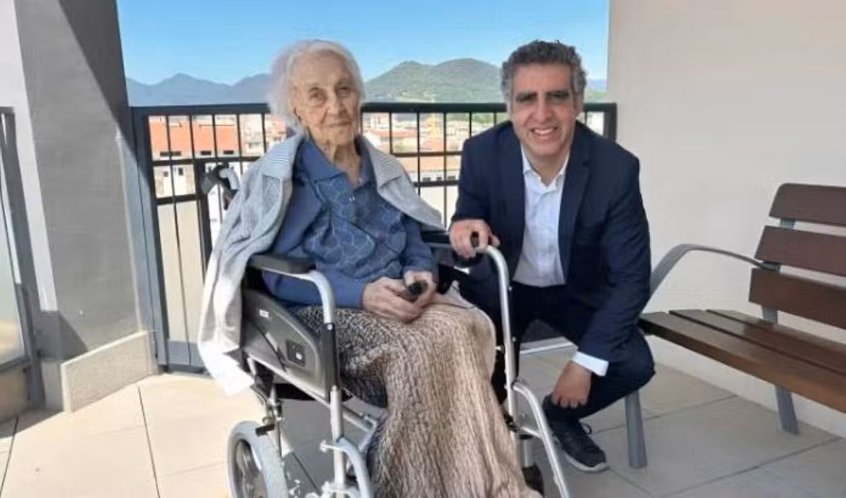 Maria Branyas com o Dr. Manel Esteller - Instituto de Pesquisa da Leucemia Josep Carreras