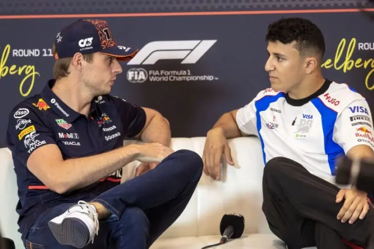 Max Verstappen e Isack Hadjar