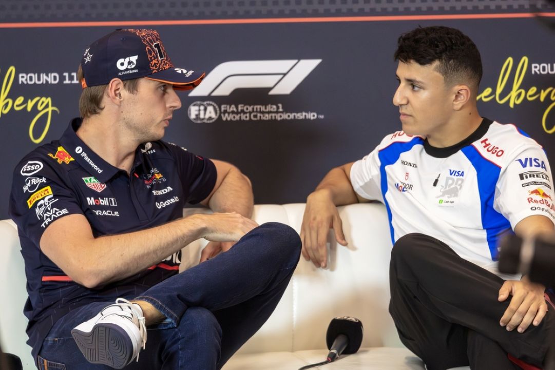 Max Verstappen e Isack Hadjar