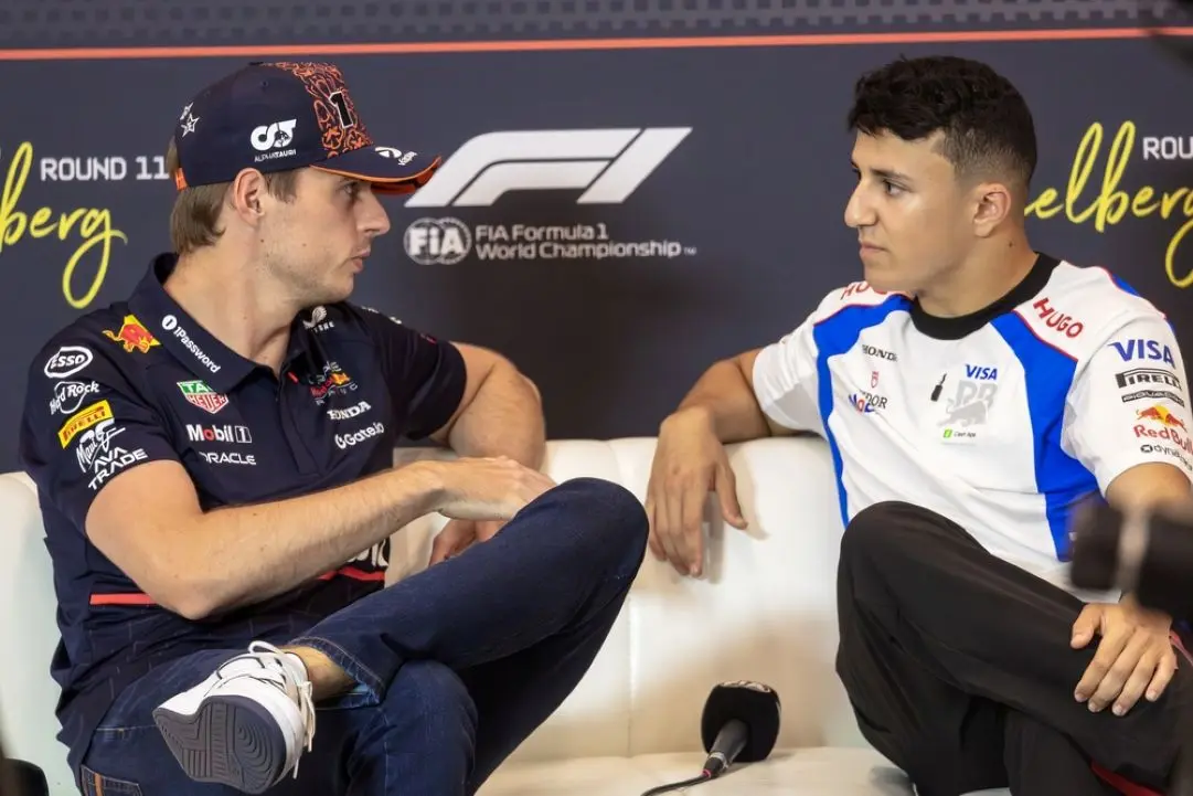 Max Verstappen e Isack Hadjar