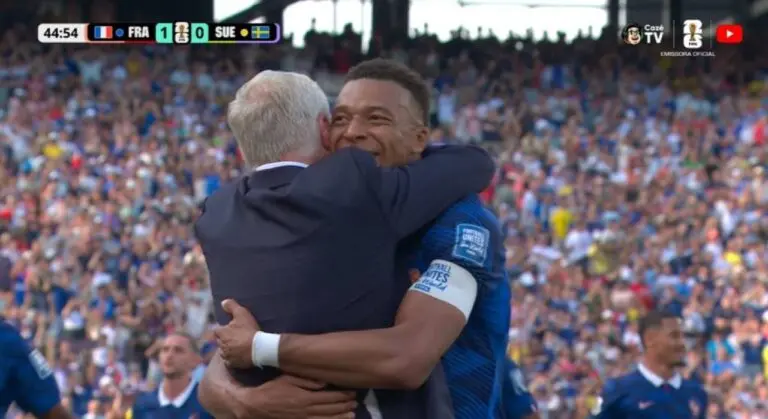 Mbappé faz 1 a 0 para a França e comemora com Didier Deschamps